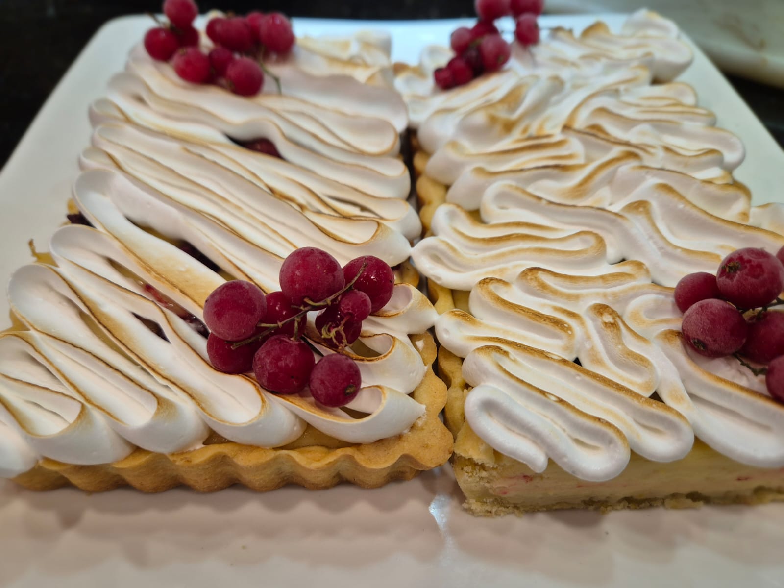 Tarta de merengue con grosellas