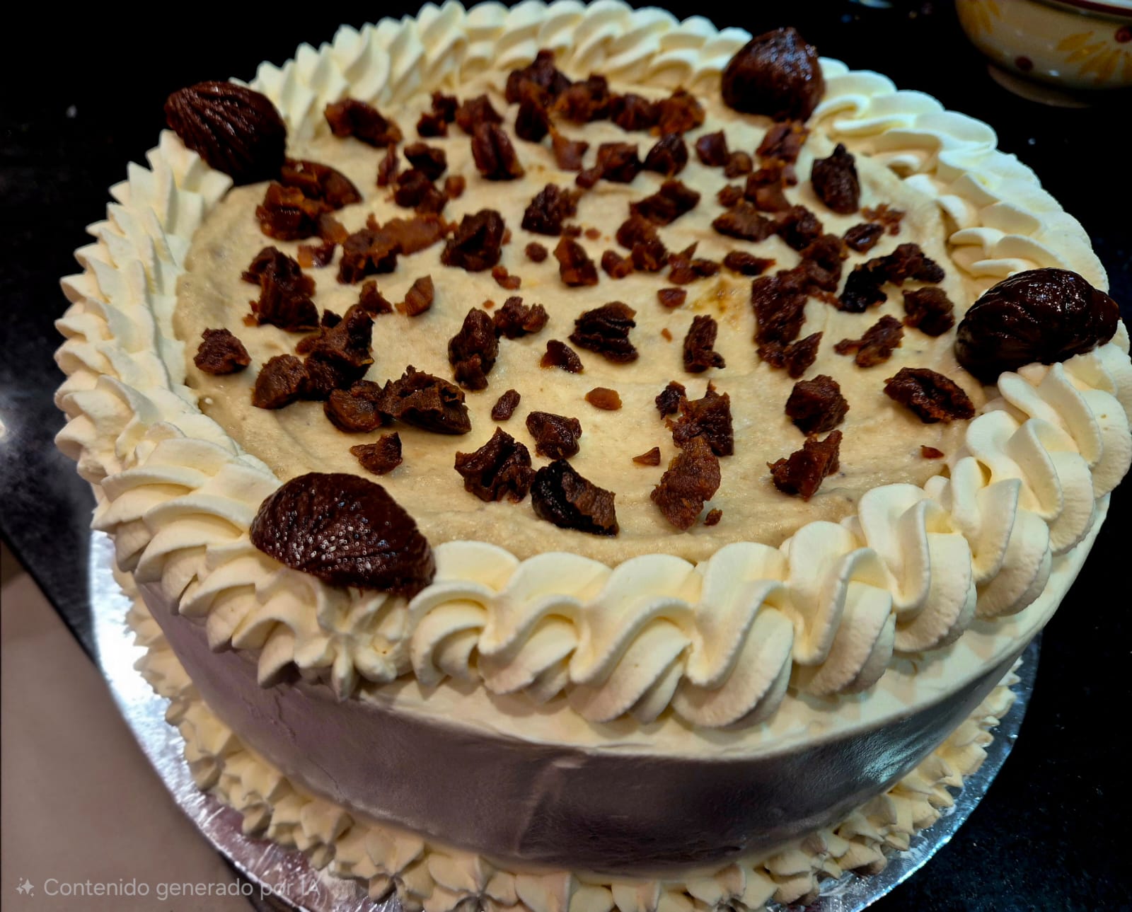 Torta blanca de celebración con iniciales