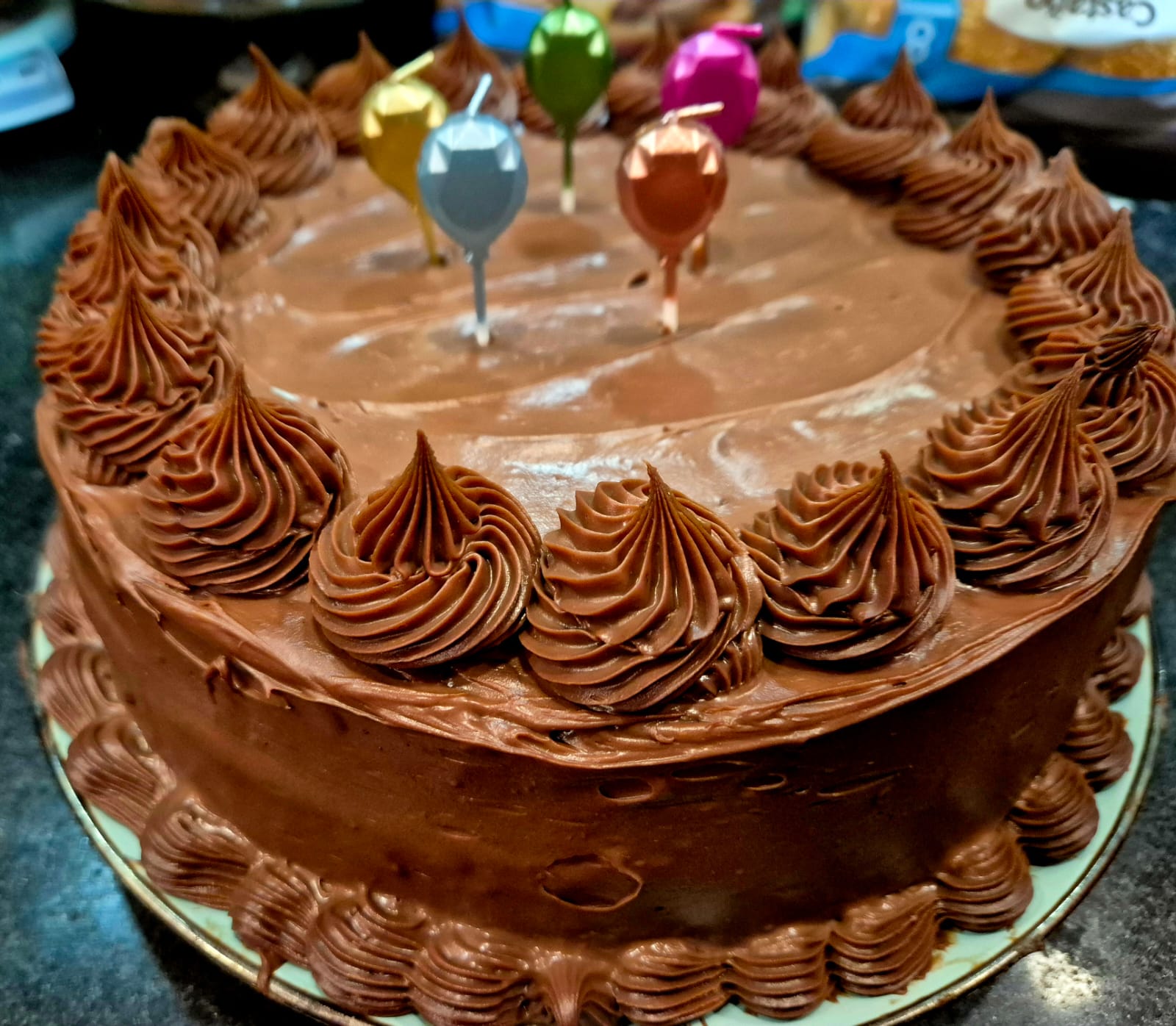 Torta de chocolate clásica con velas