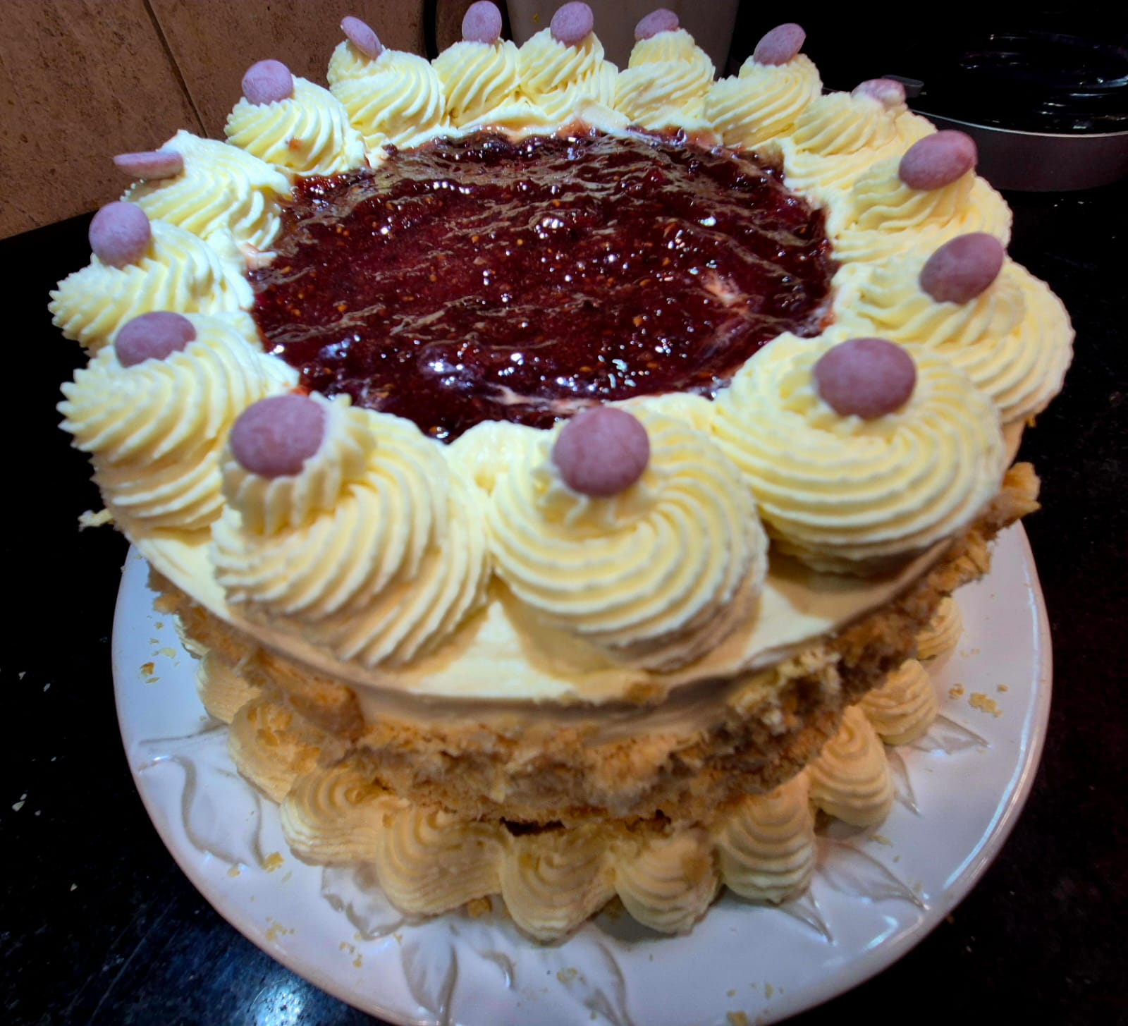Torta de crema con frambuesa