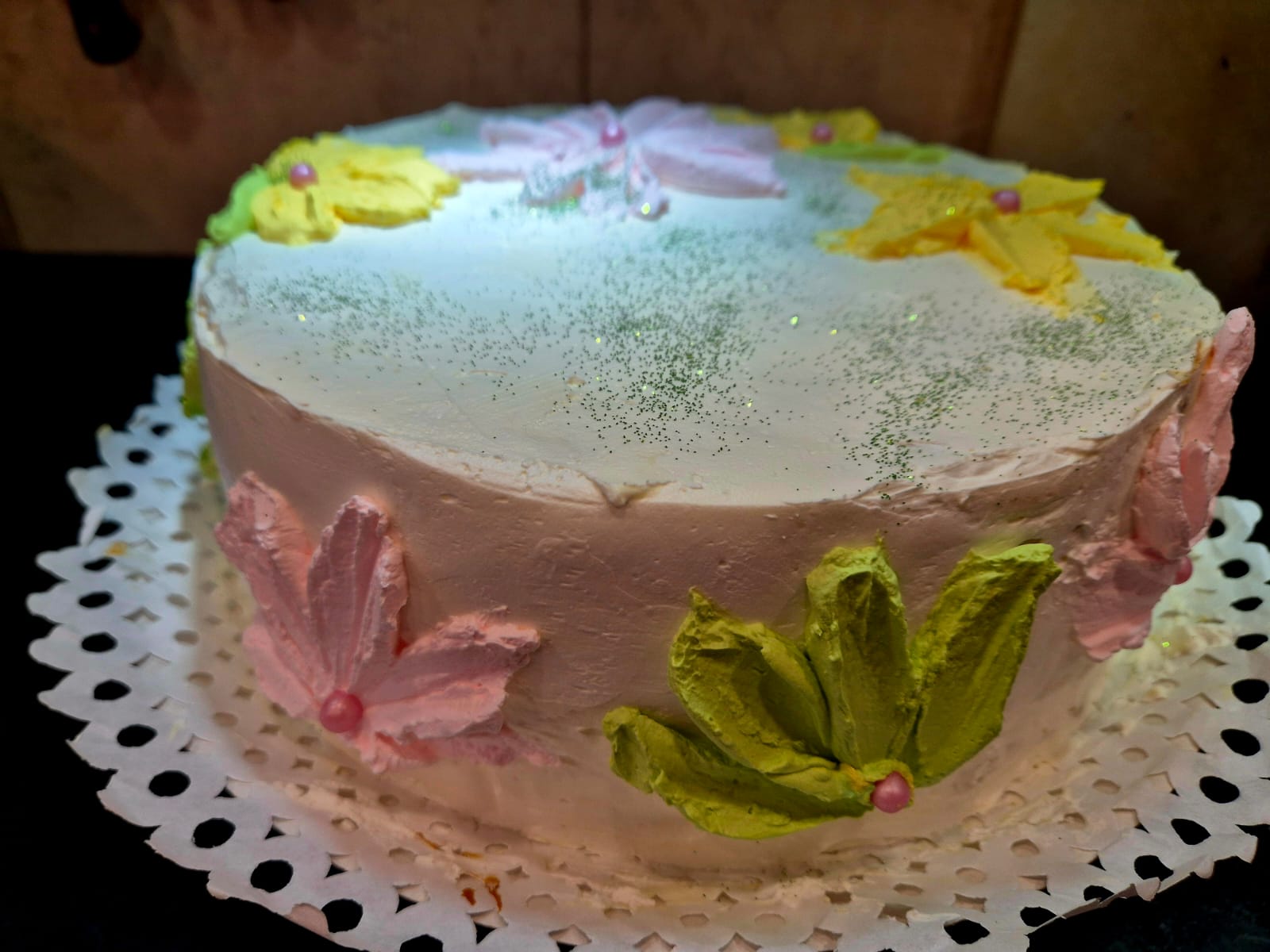 Torta con flores de crema en tonos pastel