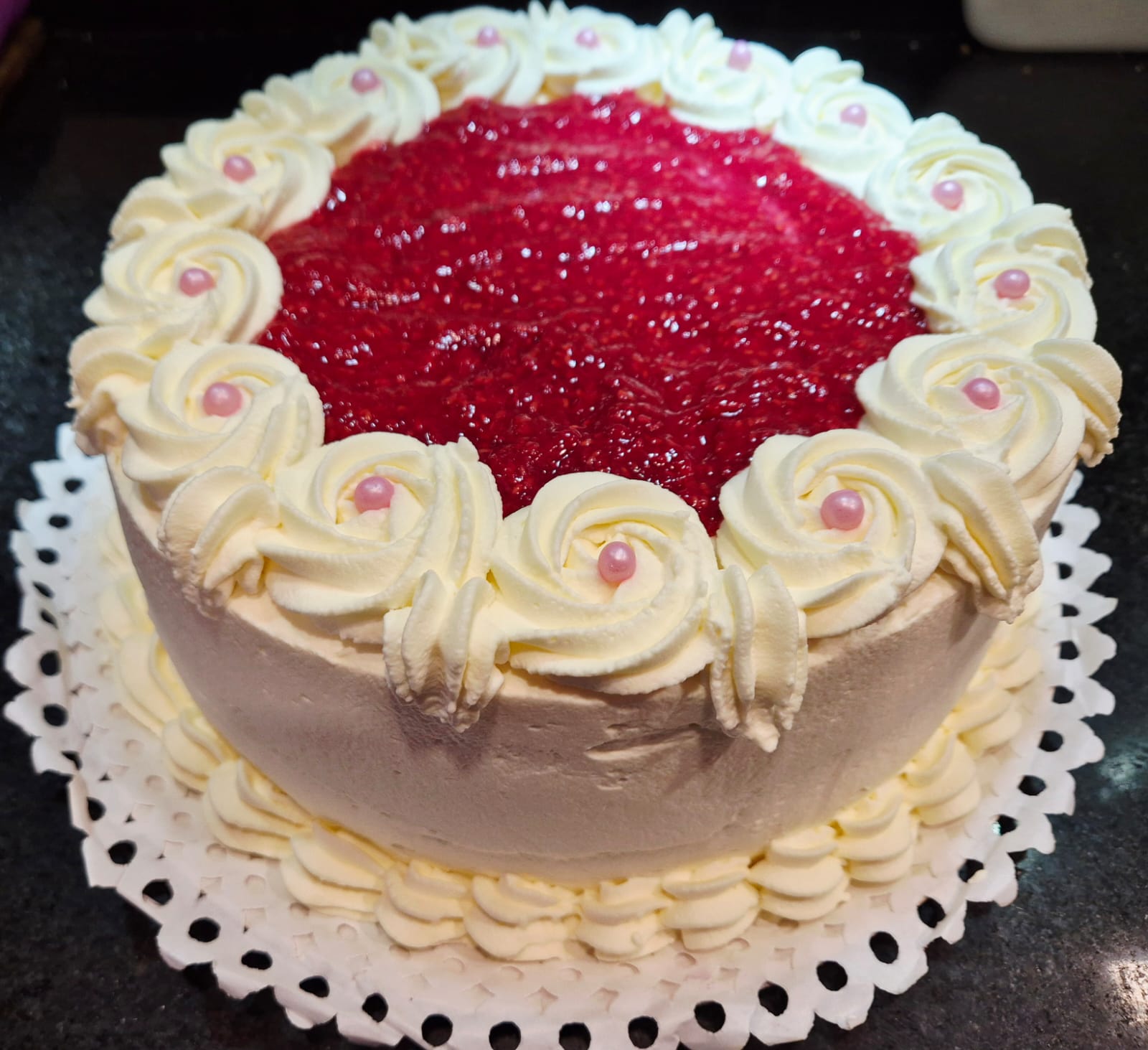 Torta de frambuesa con rosetas de crema